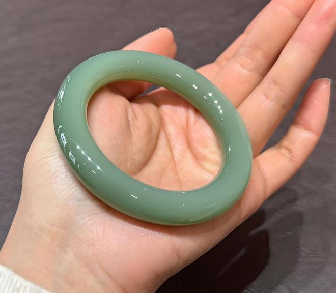 “玉石镯化解煞气左手佩戴挡灾祸”美玉的护身之力你信吗?